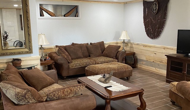 Active “farmette” New apartment (the Knotty Pine). Nearby restaurants, fitness