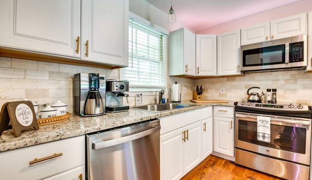 Acworth Oasis w/Pool, Hot Tub & Fire Pit!