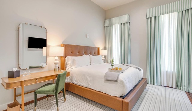 ADA Accessible Hotel Room on the Hisoric Granbury Square