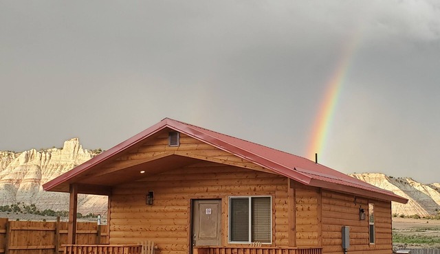 ADA accessible, quaint and spacious cabin in the heart of Bryce Canyon Country