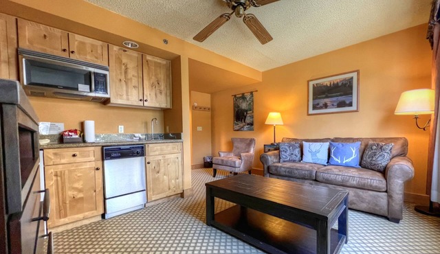 ADA Hotel Suite, Kitchenette, Great Location, Indoor/Outdoor Pool, Hot Tub!