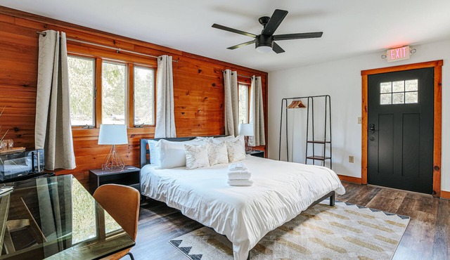 ADA King Studio + Roll-in Shower | Pet-Friendly