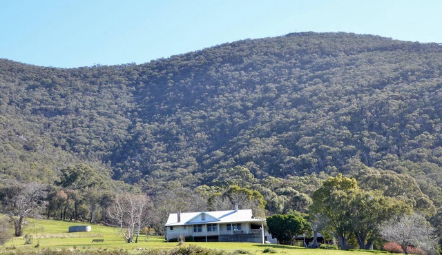 Adair - Beautiful Historic Homestead