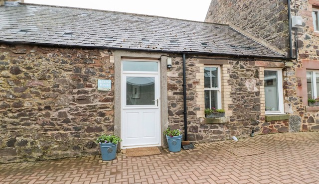 ADAMS HOUSE, pet friendly, with a garden in Coldingham