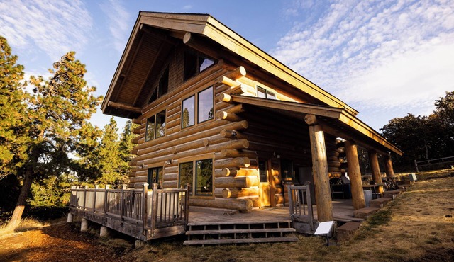 Adams Rest - Hot Tub! Mosier Log Cabin, Mt Adams View, Great Peaceful location!