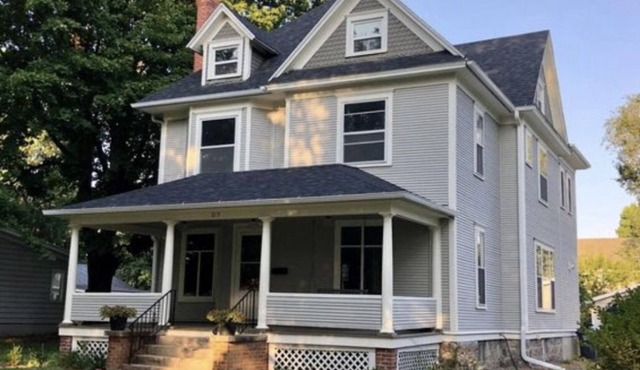 Ada’s Guesthouse- historic home close to lake, shopping, parks, trails, BVU