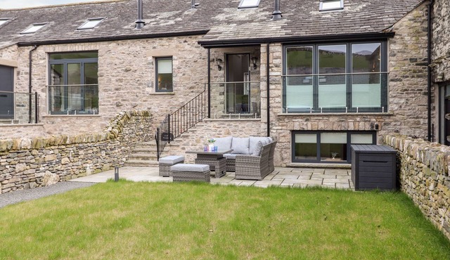 ADA’S HIDEAWAY, pet friendly, with open fire in Sizergh, Cumbria