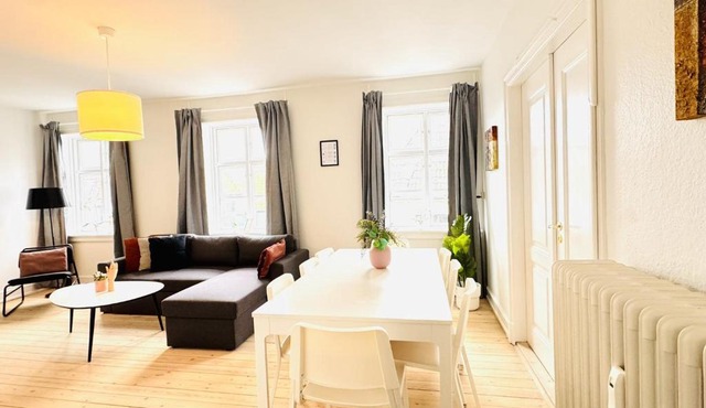 aday - Pedestrian Beautiful 4 bedroom Apartment