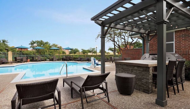 Addison Suites Hotel w/Breakfast, Pool & Gym