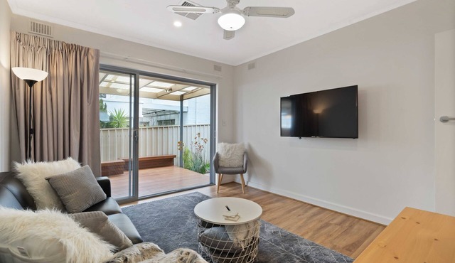 Adelaide 2 bedroom unit with free WIFI, Netflix & parking