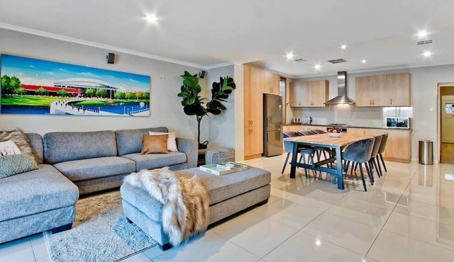 Adelaide 4 Bedroom House with Pool