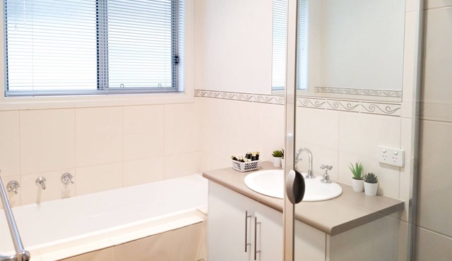 Adelaide Airport House, ROOM 2 - queen bed