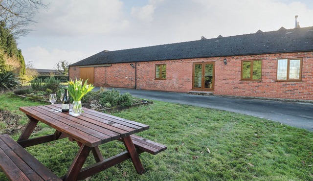 ADELAIDE COTTAGE, with pool in Ashbourne
