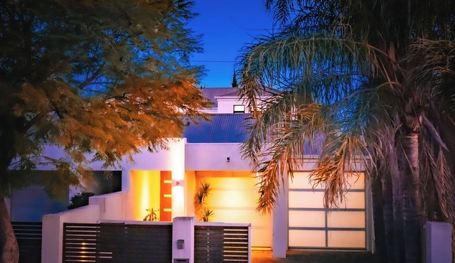 ADELAIDE FRINGE BASE: LUXURY 4BR near CBD Sleeps 8 Secure Garage + Parking