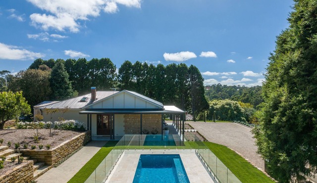 Adelaide Hills luxury cottage spectacular views