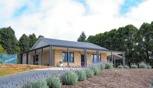 Adelaide Hills luxury cottage with sauna and heated pool 20 mins from Adelaide