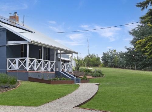 Adelaide Hills Luxury Cottage - The Gladys