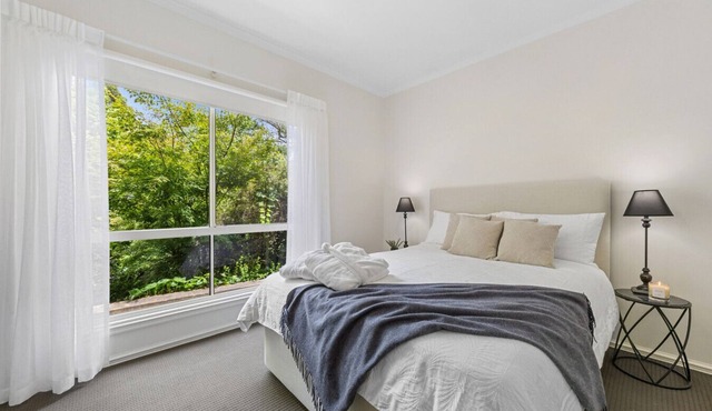 Adelaide Hills Retreat, with pool, stunning gardens and a peaceful escape