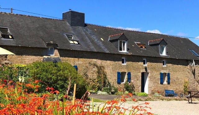 Adele cottage – lovely, spacious Breton cottage - shared pool, private garden