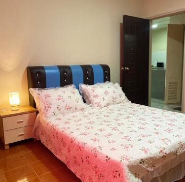 Adelea Staycation w Netflix Marina View