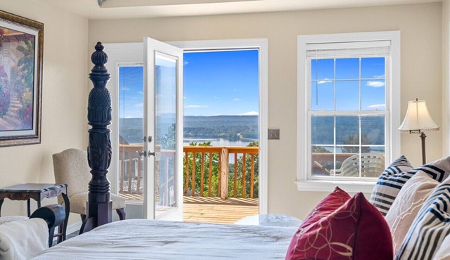 Adeline's Lake View, Elegant Lake View Home in Gated Community, Sleeps 15