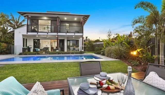 Adelong- Waterfront Home Bordering Mooloolaba