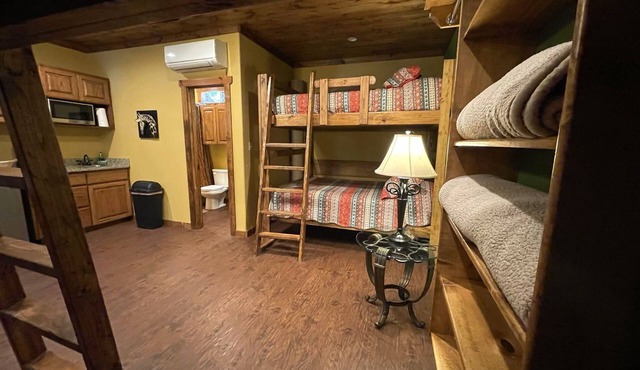 Adelynn's Hideaway, Exclusive Private Riverfront @Vacation Frio River Room #2