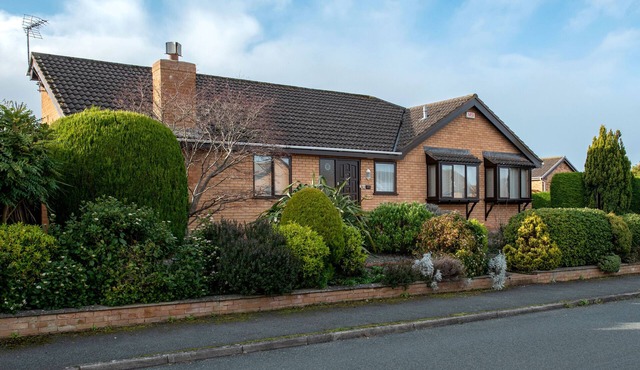 Aderyn Du - Three Bedroom Cottage, Sleeps 5