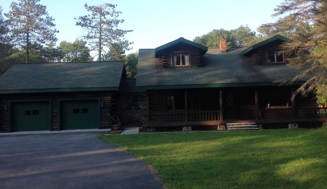 Adirondack 4 bedroom Spacious Cabin, beautiful stone fireplace