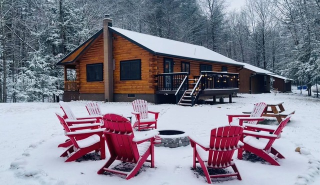 Adirondack Hideaway: Cozy Eve's Cabin w/fire pit, Close to Skiing & Lake Fun