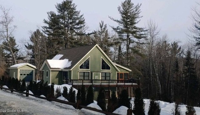 Adirondack Mountain House with hot tub and EV charger 4BR/4 Bath