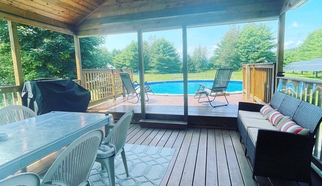 Adirondack Oasis: Pool, Huge Deck, Fire Pit, Minutes to Lake George, Sleeps 11