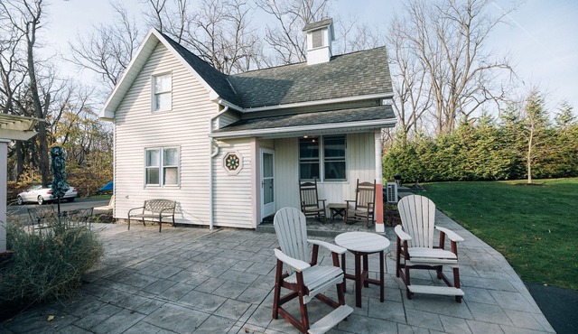 Adjacent to beaches, 3 minute walk to downtown, Quiet Atmosphere, FREE WIFI