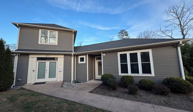 Adjacent to UVA Grounds, WALK to Scott Stadium