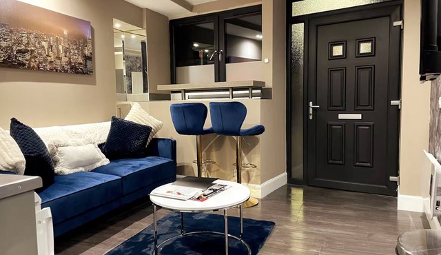 Adjoining 1 bedroom apartment Leith Tram Station (b)