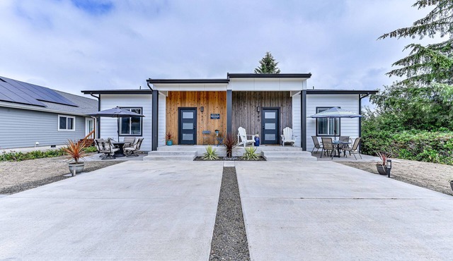 Adjoining Waterfront Homes, Pets, Hot Tubs, Groups