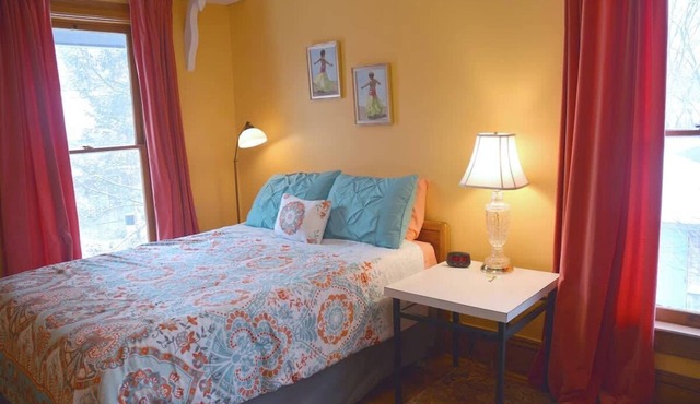 Adler House: A charming South Bend escape. - Yellow Room