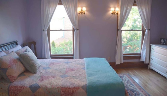 Adler House: A charming South Bend escape. - Purple Room