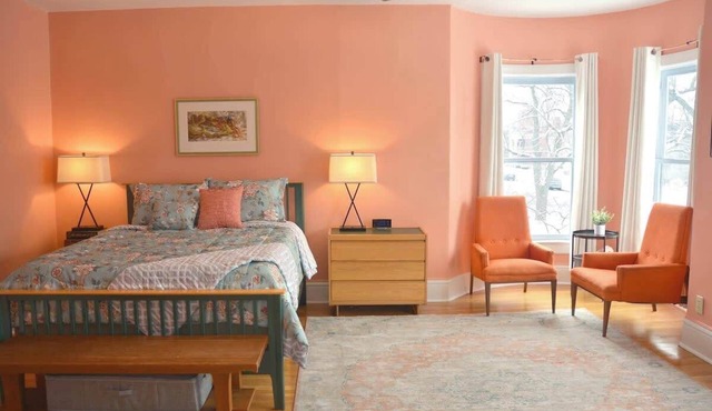 Adler House: A charming South Bend escape. - Orange Room