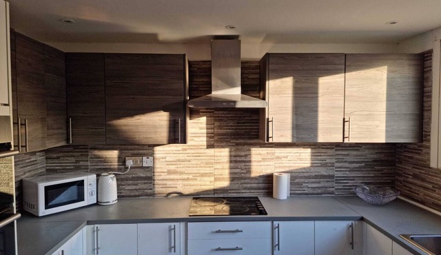 Admirable 5 Bedroom House with Parking