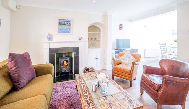 Admiral Cottage - sleeps 2 guests in 1 bedroom