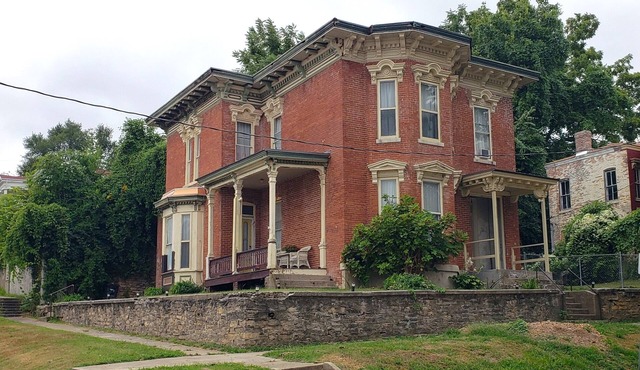 Admiral Fuqua House - Large downtown Hannibal Home