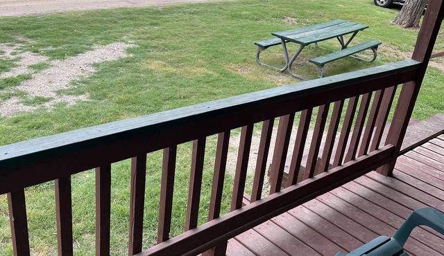 Admirals Cabin - Cozy cabin with a waterfront view.
