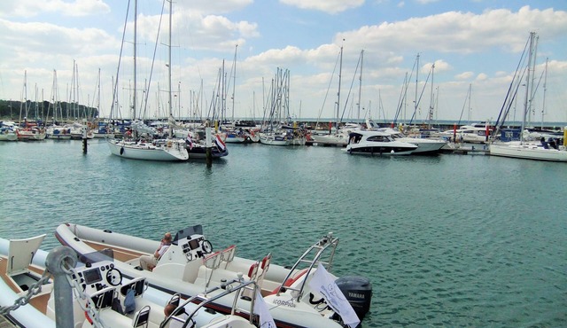 Admirals Cottage - a cottage that sleeps 4 guests in 2 bedrooms