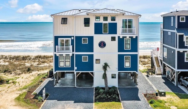 Admirals Lodge: Spacious 13-bedroom oceanfront retreat in Oak Island for 30 guests.
