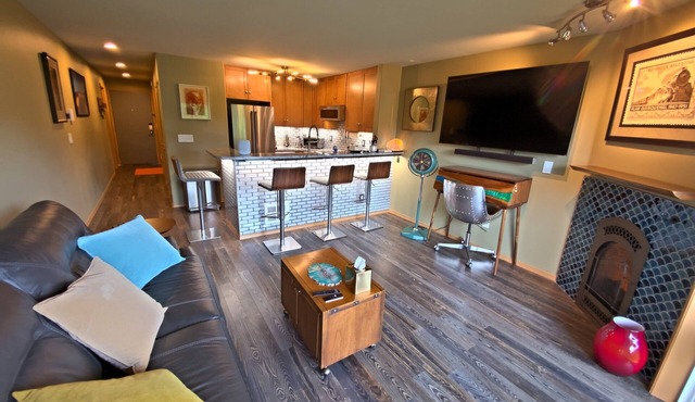 Admiral’s Nest—Luxury & Location in West Seattle (Pets OK)