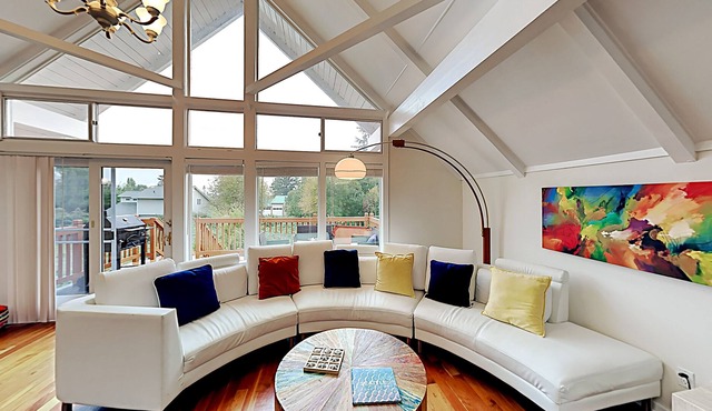 Admiralty Bay beauty w/private hot tub, shared pool & beach - dog-friendly