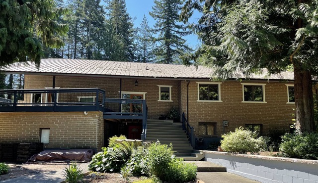 Adobe by the Sea. Sleeps 16+ with tons of extras!