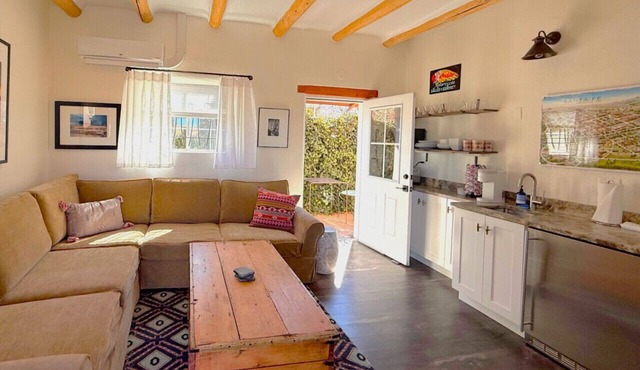 Adobe Casita Downtown - King Bed + Patio * Spacious 450 Sq Ft