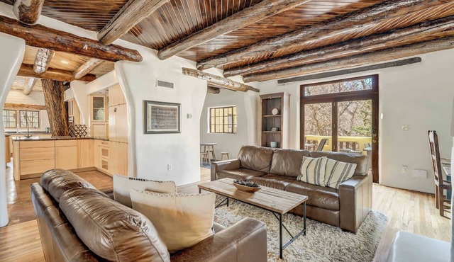 Adobe del Sur! Architectural Gem Near Broadmoor